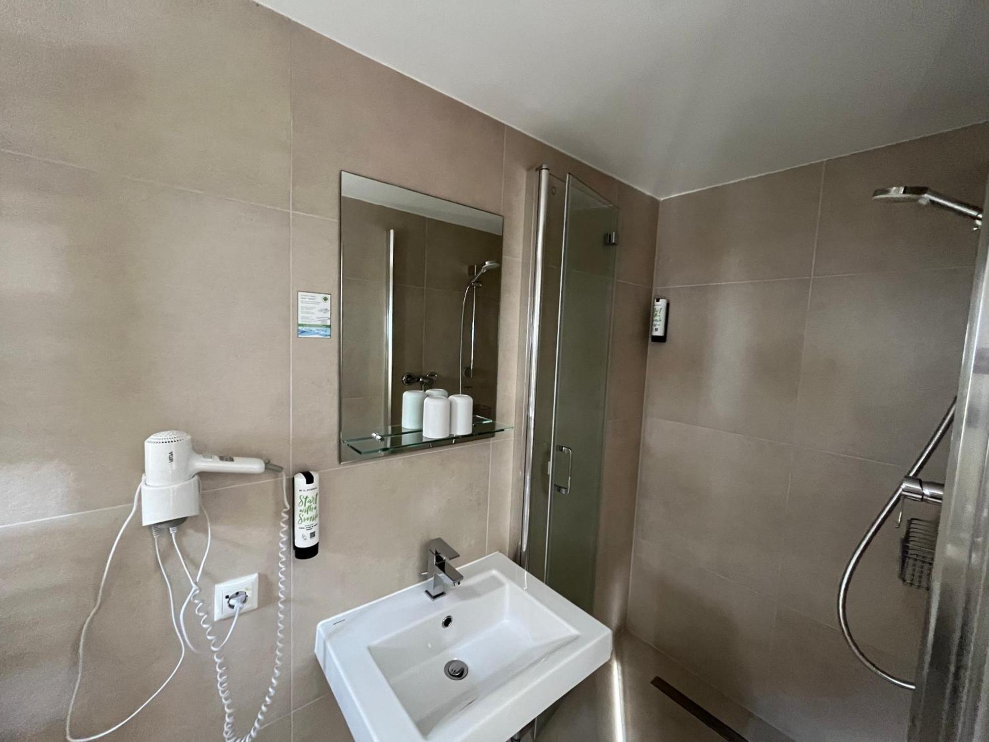 Hotel Weissbraeu Оберхахинг Екстериор снимка